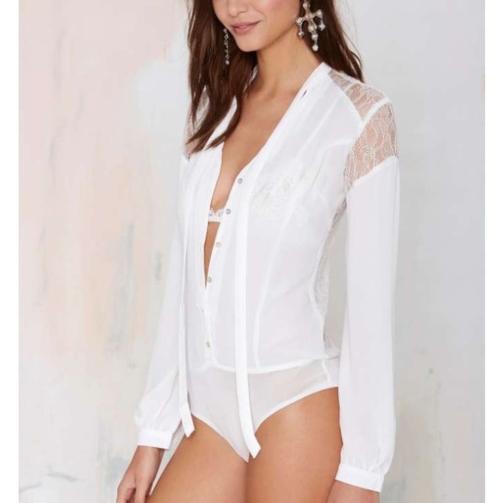 GORGEOUS WHITE BODYSUIT WITH SHEER LACE BACK S - Picture 1 of 4